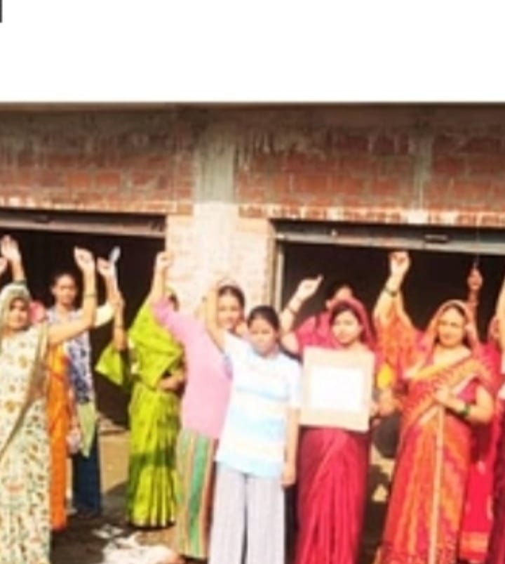 वाराणसी चौबेपुर थाना अंतर्गत बलुआधाट रोड कॉलोनी में शराब ठेका खोले जाने से महिलाओं और छात्राओं के, साथ पुरुषों ने भी इस पर अपनी नाराजगी जताई कहा कि इस ठेके से यहां रहना दुभर हो जाएगा, महिलाओ चिमटा बेलन हंसिया लेकर विरोध प्रदर्शन किया