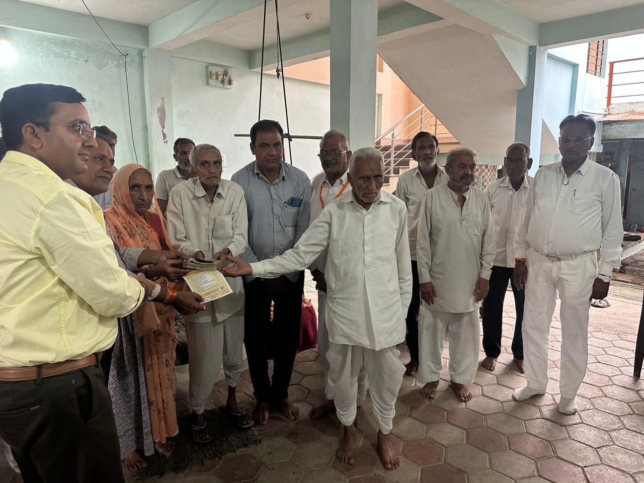 गुलाटी/मनावर अखिल भारतीय सिर्वी क्षत्रिय समाज ट्रस्ट उज्जैन के द्वारा धर्मशाला के कमरों का रिनोवेट के लिए  मोटाजी गेहलोत परिवार द्वारा एक लाख एक हजार रुपए दान दिए