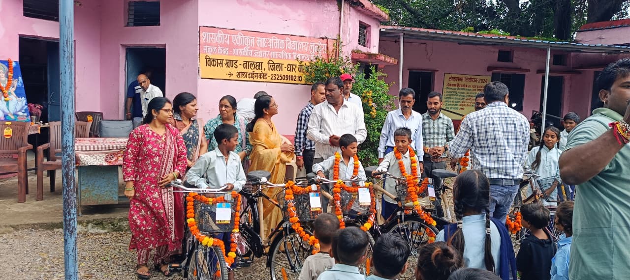 शासकीय एकीकृत माध्यमिक विद्यालय लुन्हेरा नालछा  मे सायकिल वितरण समारोह आयोजित हुआ