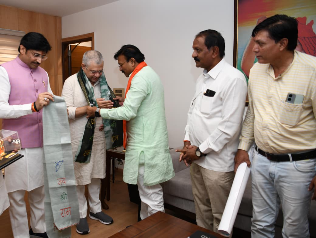 अलीराजपुर से खंडवा एवं इंदौर -मनमाड़ रेल लाइन का निर्माण अति शीघ्र चालू करने के लिए ज्ञापन सौपा- राज्यसभा सांसद सुमेर सिंह सोलंकी  आदिवासी बाहुल्य जनजाति क्षेत्रो से रेल मार्ग के लिए सर्वे कराने की मांग रखी- लोकसभा सांसद