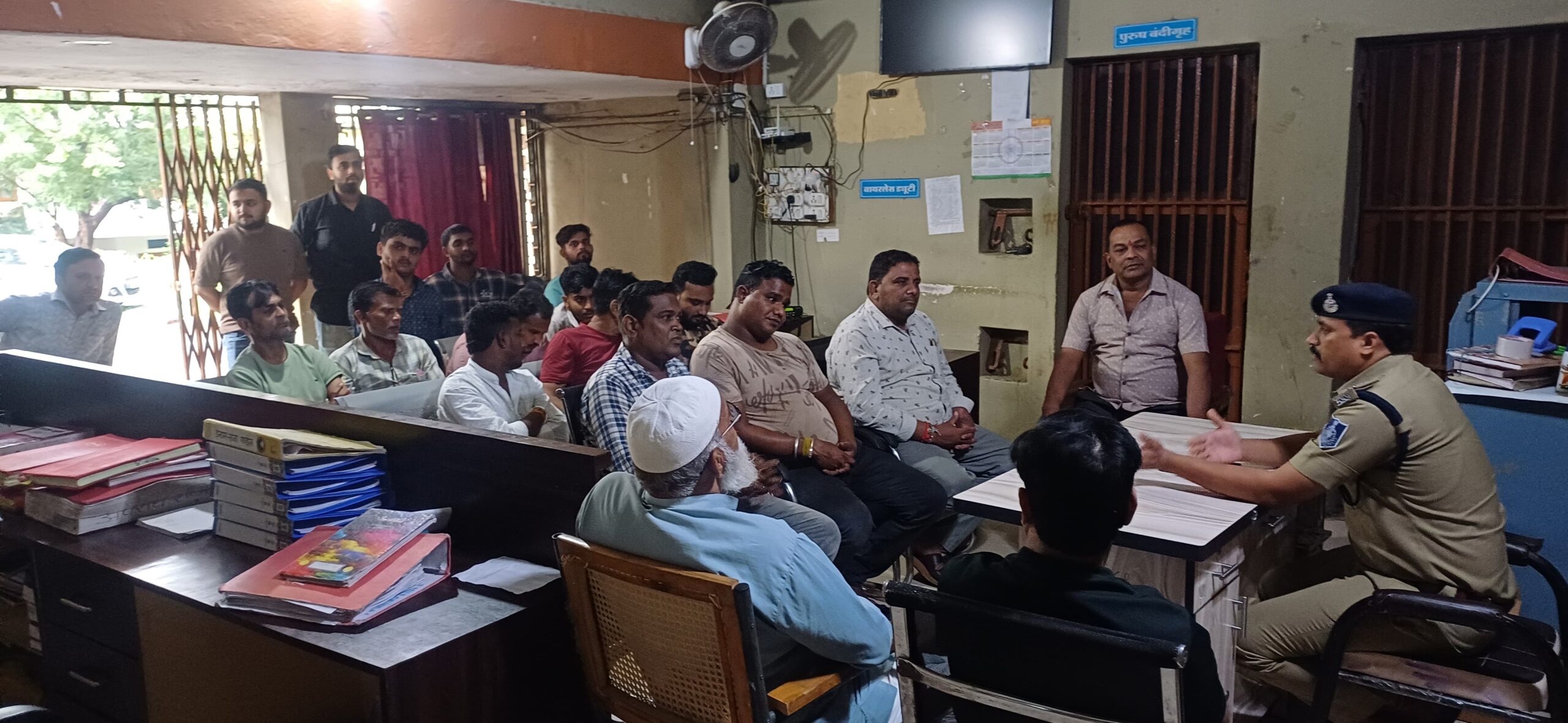 अलीराजपुर जिले के नानपुर में सोमवार शाम 6:00 बजे थाना प्रांगण में आगामी त्योहार जैसे गणेश स्थापना, मिलाद उन नबी, डोल ग्यारस को लेकर  शांति समिति की बैठक रखी गई।