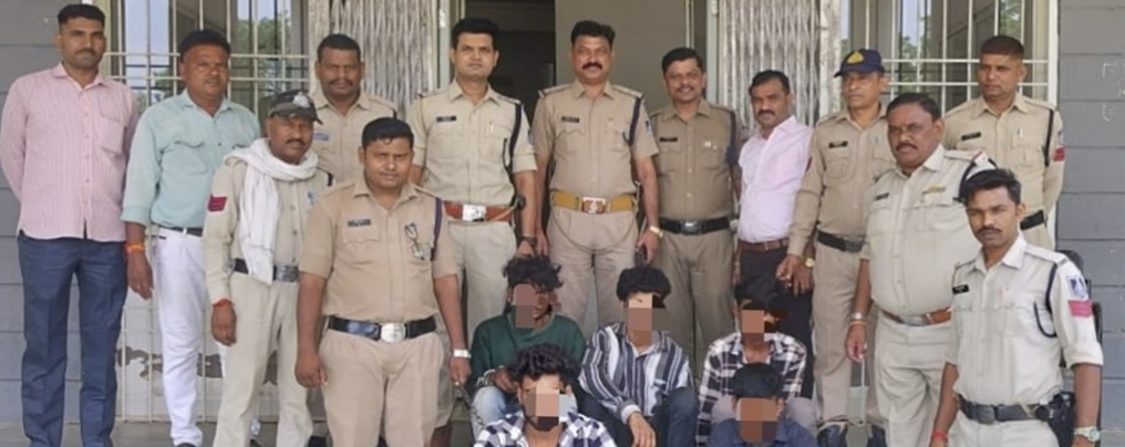 धार पुलिस अधीक्षक धार मनोज कुमार सिंह के मार्गदर्शन में थाना बाग पुलिस द्वारा, पुरानी जेएमसी कम्पनी में झाडियों की आड में इन्डियन आईल पेट्रोल पम्प में लूट डकैती की योजना बनाते हुए 05 सशस्त्र बदमाशो को गिरफ्तार करने में बड़ी सफलता हासिल की।