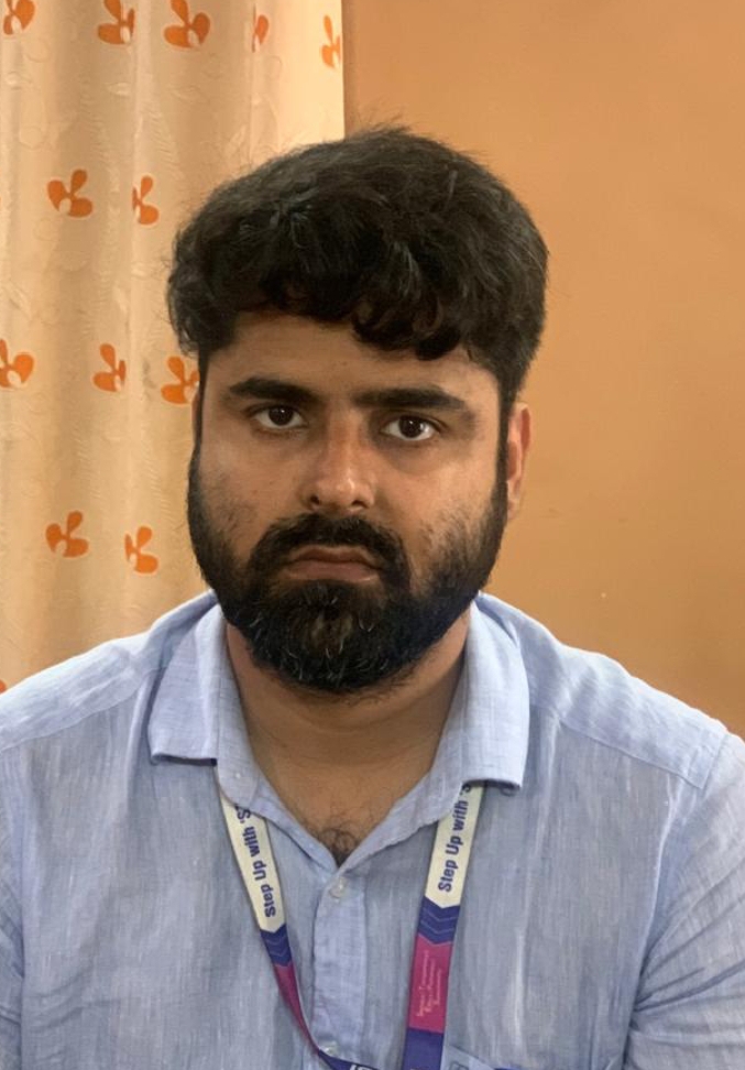 झाबुआ श्री ऋषभ शुक्ला पिता चन्द्रभूषण शुक्ला उम्र 32 वर्ष पद- असिसटेंट मैनेजर / फील्ड ऑफीसी, भारतीय स्टेट बैंक, शाखा खवासा तहसील थांदला ऐव सह आरोपी हिरलाल लोहार 10 हजार रुपए की राशि लेते हुवे रंगे हाथो धराए