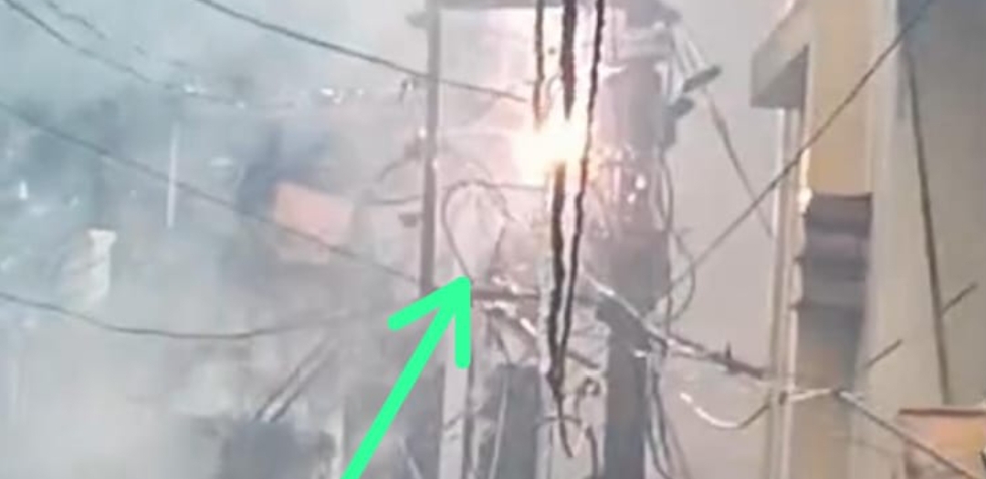 नानपुर के राम चौक मे विधुत पोल पर शाट सर्किट से लगी आंग,  विद्युत विभाग की बड़ी लापरवाही आई सामने कभी भी होसकता बड़ा हादसा जिम्मेदार मोन  मोहल्ले वासी दशहत मे