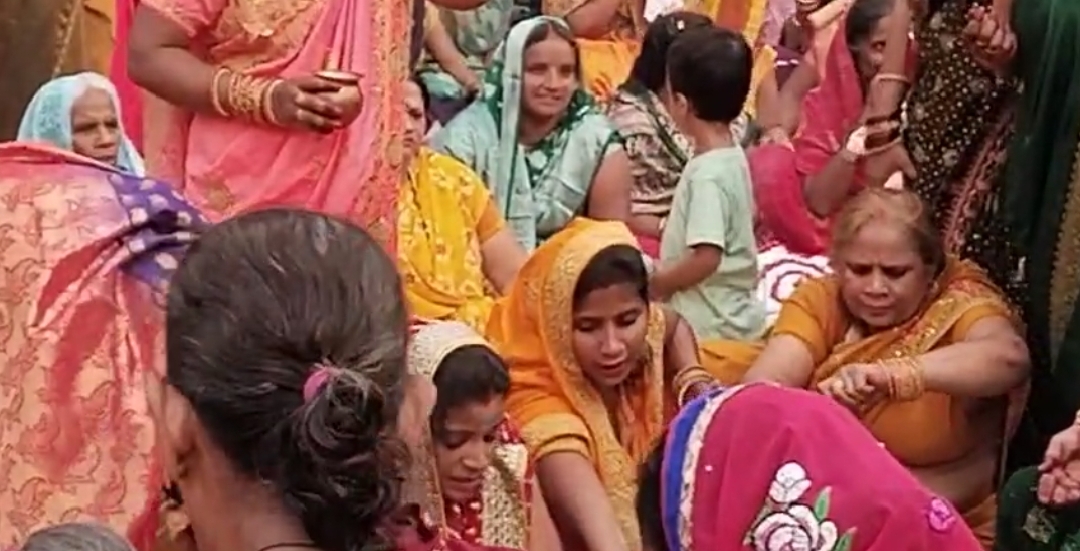 आनंद गुजरात जीआईडीसी में जिउतिया पर्व पर माता का निर्जला व्रत संतान की लंबी उम्र के लिए महिलाओ ने किया   इस वर्त में 24 घंटे तक पानी की एक बूंद भी नहीं पी जाती है