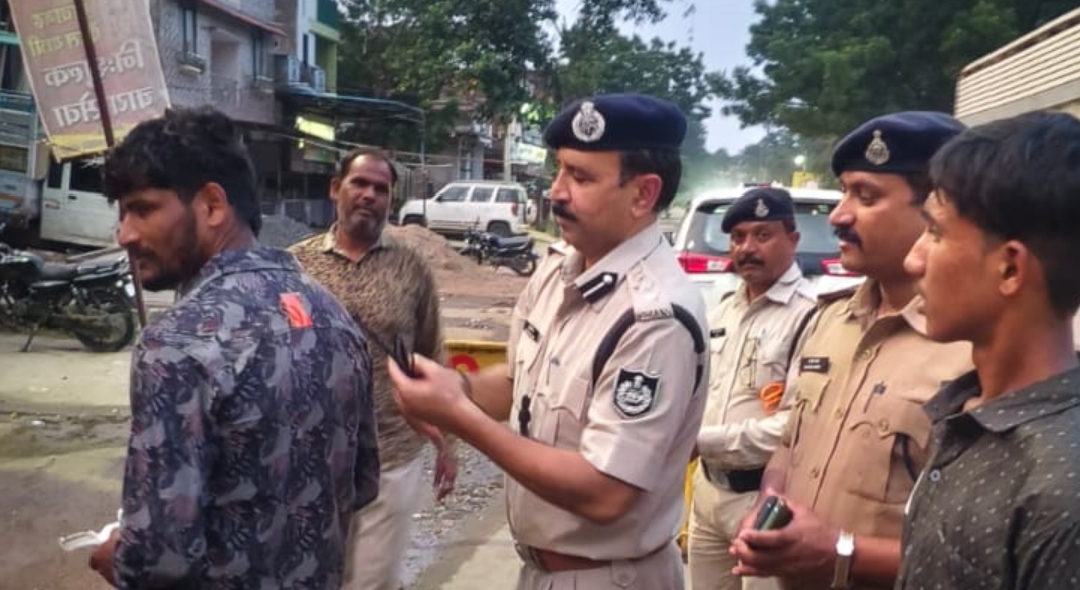 अलीराजपुर नानपुर माता के भक्तों को कोई भी परेशानी ना हो रात्रि में दुर्घटना का शिकार ना बने इसलिए माता के भक्तों के पीछे रेडियम लगाने का काम नानपुर थाना प्रभारी राजेश डाबर ने शुरू किया धार्मिक यात्रा की सुरक्षा हमारे लिए पहली प्राथमिकता