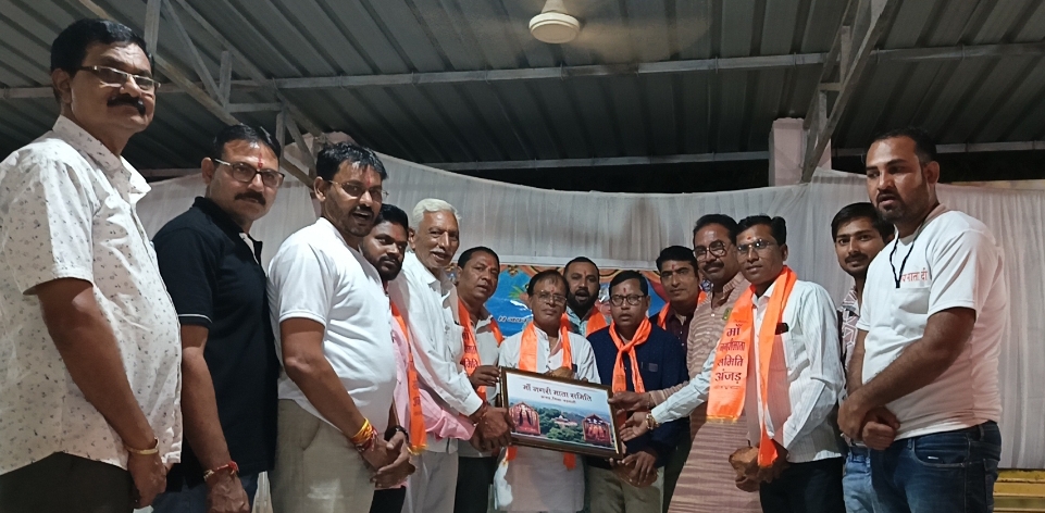 अंजड शारदीय नवरात्र के पावन पर्व पर आज चतुर्थ माल पर भक्तों की अपार भीड़ नगरी माता के मंदिर में रही मंदिर समिति ने नगर परिषद के अध्यक्ष मांगीलाल मुकाती एव पार्षदों का किया सम्मान