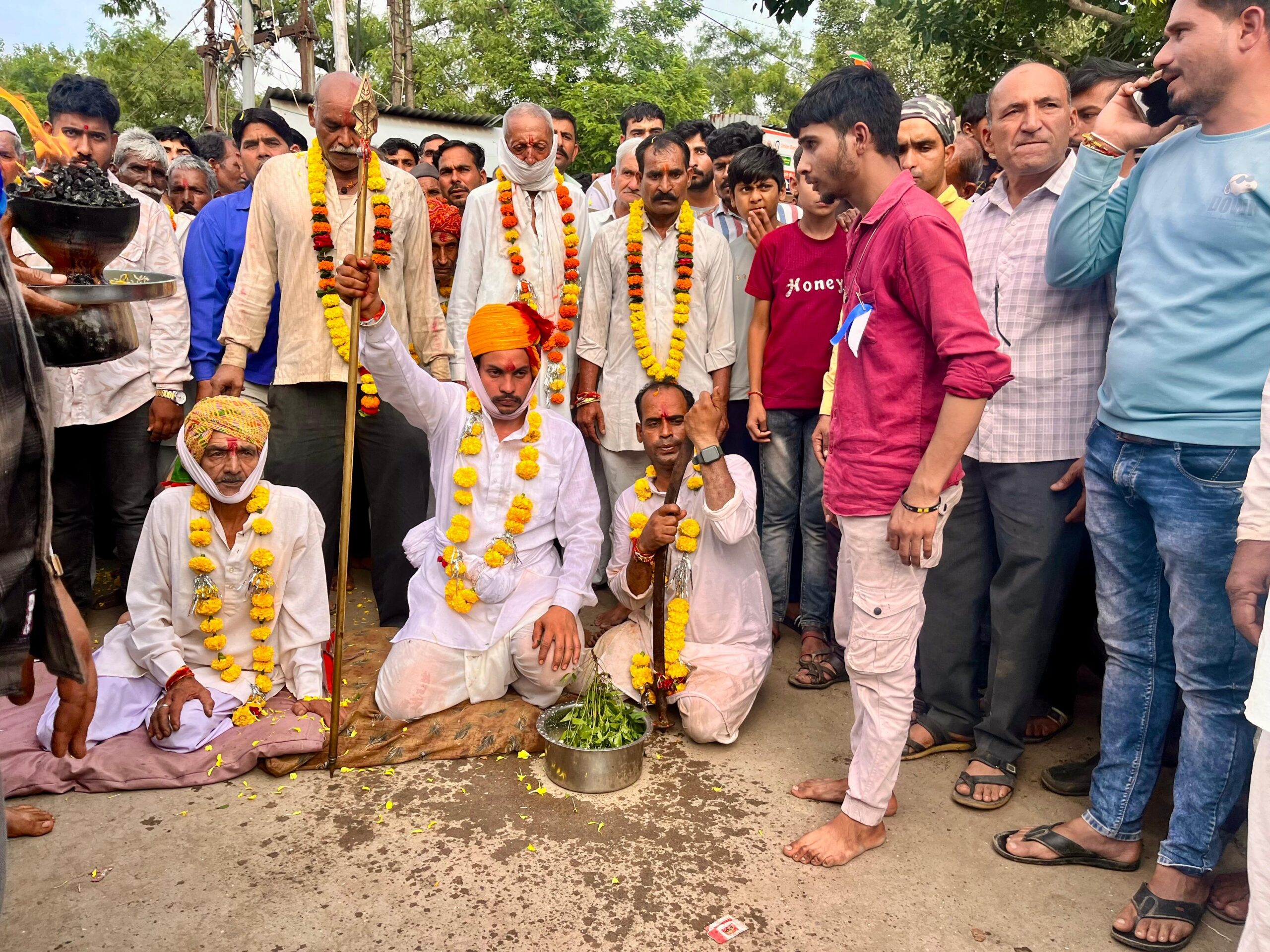 बगड़ी मे तेजा दशमी पर्व उत्साह के साथ मनाया गया, भगवान के निशान का निकला चल समारोह बस स्टैड पर देखा अद्भुत संगम,वीर तेजाजी के चल समारोह एवं रामदेव जी के डोल का हुआ मिलन