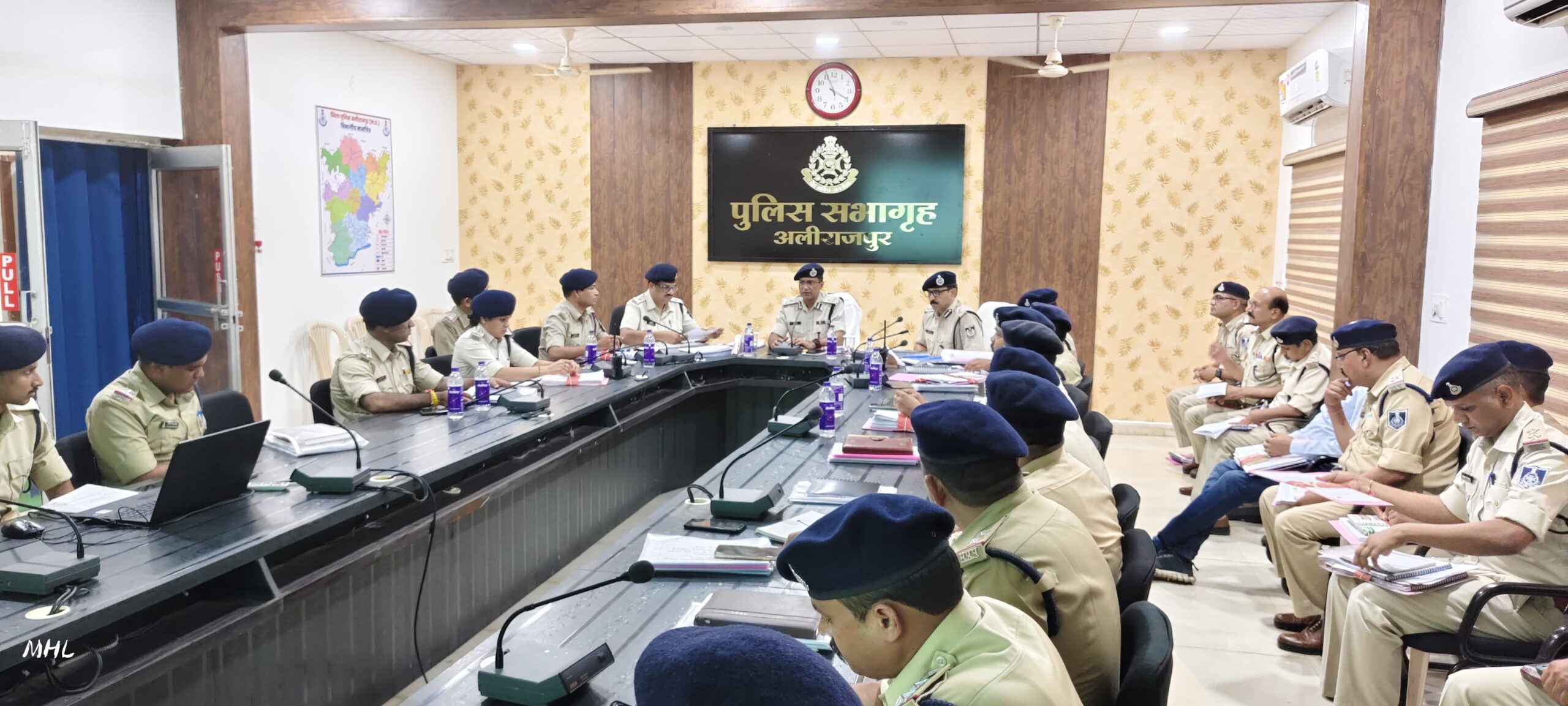 अलीराजपुर पुलिस महानिरीक्षक, ग्रामीण जोन इंदौर श्री अनुराग (भा.पु.से.) द्वारा पुलिस मुख्यालय भोपाल के निर्धारित वार्षिक रोस्टर अनुसार, जिला आलीराजपुर की वार्षिक अपराध समीक्षा बैठक पुलिस नियंत्रण कक्ष में आयोजित की गई।