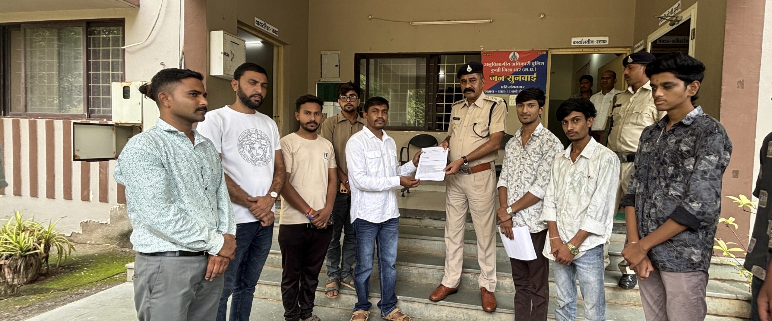 कुक्षी विश्व हिन्दू परिषद, बजरंग दल एवं हिन्दू समाज के पदाधिकारियों ने एसडीओपी कार्यलय कुक्षी पहुँचकर पुलिस अधीक्षक धार के नाम एसडीओपी को सौंपा ज्ञापन |