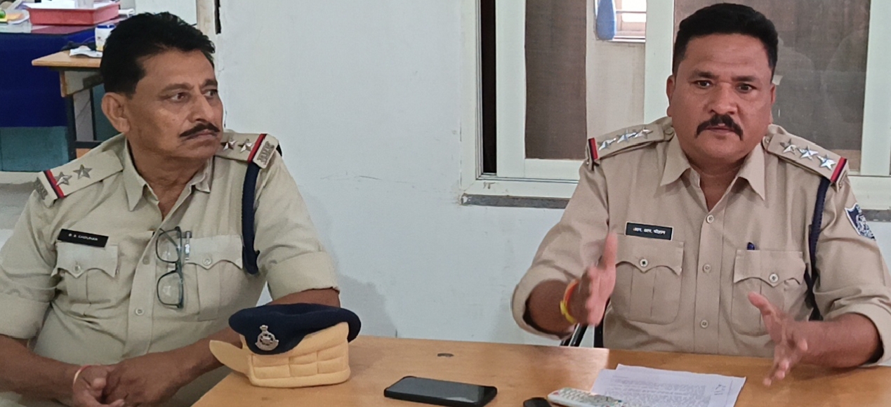 पुलिस थाना अंजड के अंदर फटाका व्यापारियों को लेकर हुई बैठक दिए दिशा निर्देश फटाका व्यापारियों को कड़ाई से पालन करना होंगे निर्देश