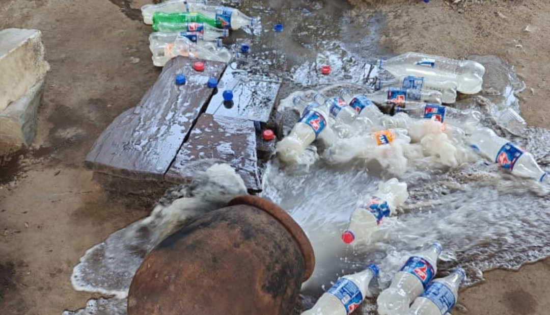 अलीराजपुर कलेक्टर नीतू माथुर के निर्देश पर एसडीएम तपीश पांडे की अवैध और नकली ताड़ी विक्रेताओं पर ताबड़तोड़ कार्यवाही