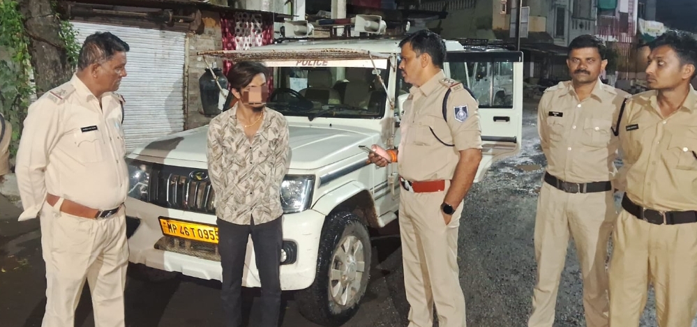 बड़वानी पुलिस की प्रभावी कांबिंग गश्त अपराधियों पर कसा शिकंजा एसपी श्री जगदीश डावर के निर्देशन में एएसपी व आला अधिकारियों सहित 300 से अधिक पुलिस बल उतरे मैदान में