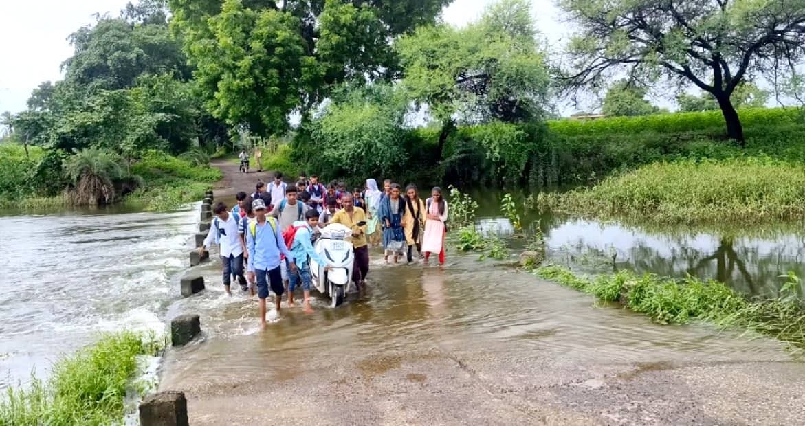 मनावर गुलाटी-बालीपुर रोड पर स्थित पुलिया पर बनी रपट दुर्घटनोओ  की रपट बनी , मुख्यमंत्री से जन सुनवाई तक दिए आवेदन कोई सुनने को तैयार नहीं कब जागेगी सरकार कुछ तो करो उद्धार