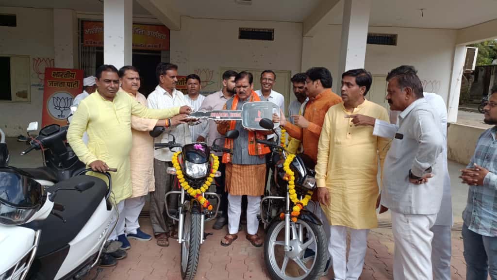 बडवानी जीएसटी में कटौती प्रधानमंत्री मोदी की देशवासियों को बड़ी सौगात- टेटवाल  व्यापारियों एव लाभान्वित उपभोक्ताओं ने पीएम मोदी को दिया धन्यवाद