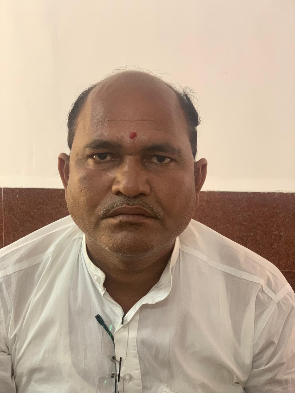 खरगोन छोटी कसरावद सूरजीत सिंह राठौर उर्फ बबलू राठौर पिता श्री गौकुल सिंह राठौर उम्र-40 वर्ष पद-वाटरमैन  एव   धर्मेन्द्र सिंह राठौर पिता श्री नैनसिंह उम्र-42 वर्ष व्यवसाय-खेतीबाडी निवासी राममंदिर चौक, छोटी कसरावद को 1लाख रुपए की रिश्वत लेते हुवे लोकायुक्त ने पकड़ा