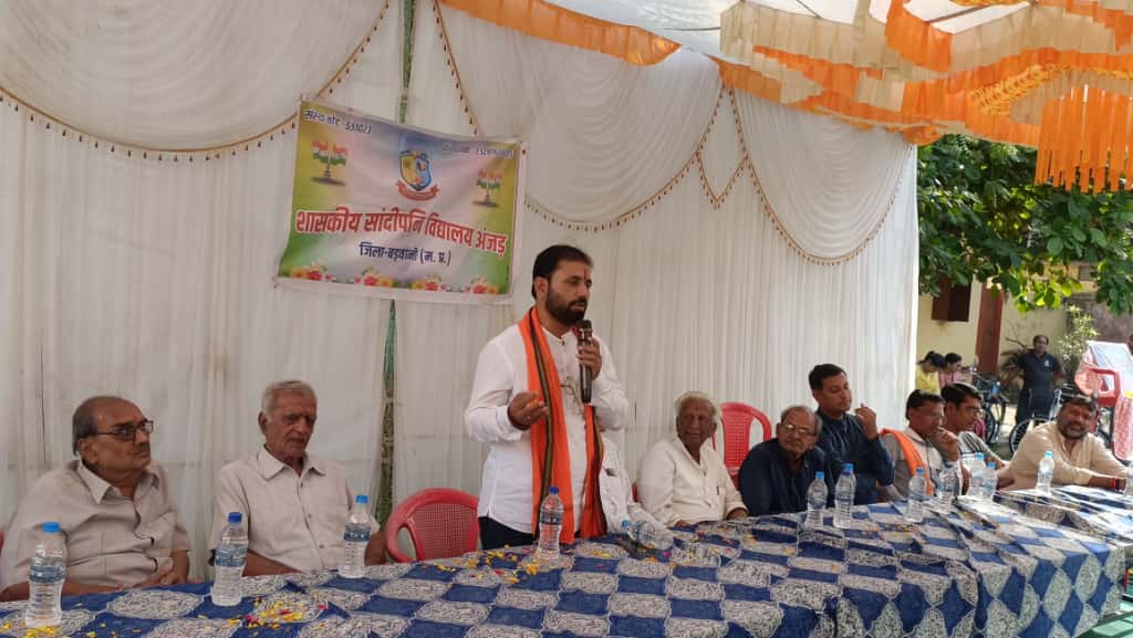 अंजड शासकीय सांदीपनि विद्यालय (शा. बालक स्कूल) में कक्षा 9 वी के 53  छात्रों को निशुल्क सायकलों का वितरण  भाजपा जिला अध्यक्ष अजय यादव के करकमलों से में किया गया।