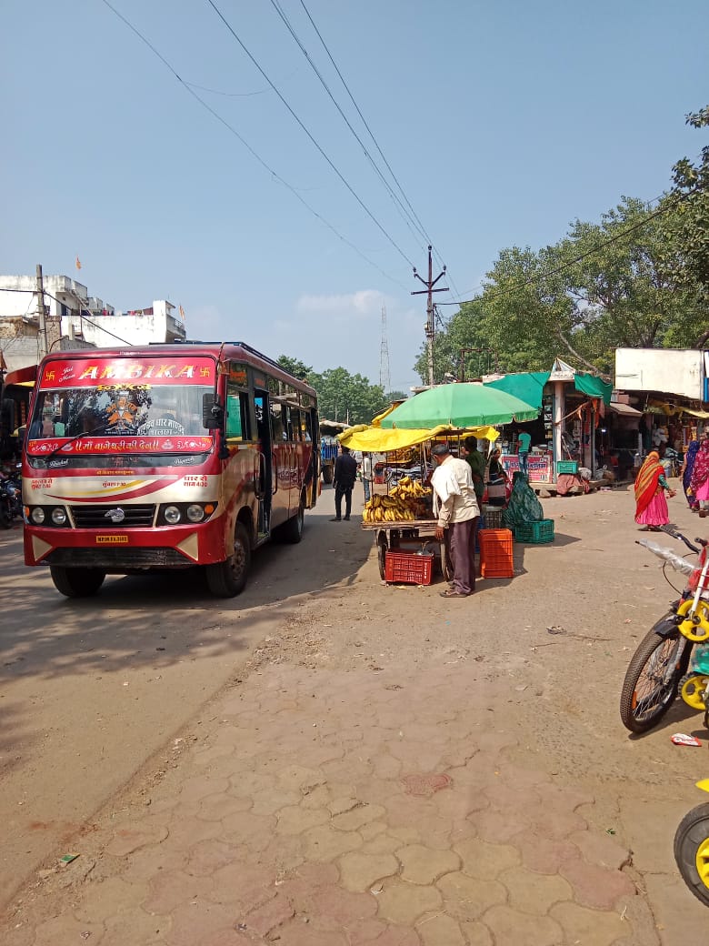 ग्राम पंचायत नालछा के द्वारा रोड किनारे बाजार बैठक व्यवस्था सुचारू रूप से नहीं करने से दुर्घटना की संभावना