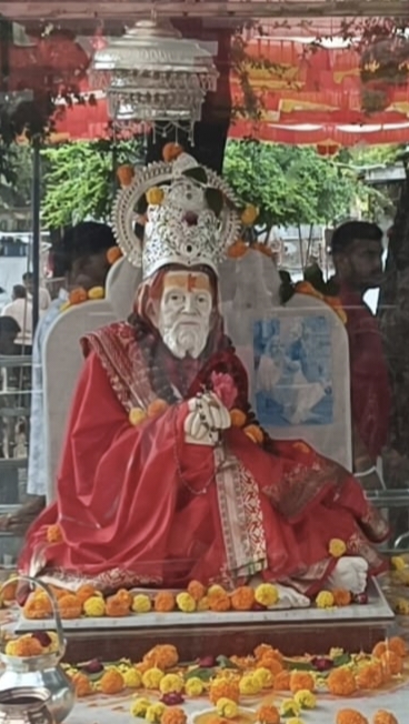 बालीपुरधाम गुरू गजानन जी महाराज की प्रतिमा की पुजन- अर्चन कर ओर । नव दुर्गा के नौ रूपों की पूजा किया 