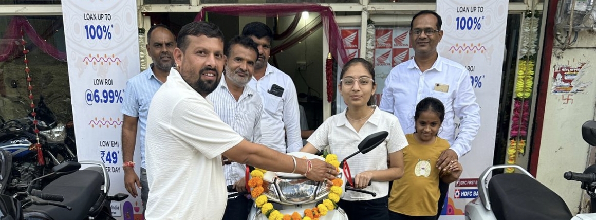 मनावर में जिला पंचायत क्षेत्र को मुख्यमंत्री बालिका स्कूटी योजनान्तर्गत‌ कक्षा बारहवीं मे सर्वोच्च 90 नब्बे प्रतिशत अंक प्राप्त करने पर स्कूटी प्रदान कर सम्मानित किया