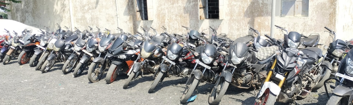 धार पुलिस व्दारा थाना तिरला व नौगांव क्षेत्रान्तर्गत नेशनल हाईवे पर राँपी लगाकर लूटपाट व मोटर सायकल चोरी करने वाले आरोपियों को गिरफ्तार कर लूटा गया सोना, चाँदी के आभूषण सहित 38 मोटर सायकिल कुल मश्रुका करीबन 25 लाख का जप्त करनें में मिली महत्वपूर्ण सफलता