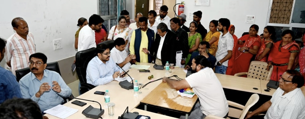 धार सीईओ चौधरी नें जनसुनवाई में समस्याओं को सुना और निराकरण के लिये संबंधित अधिकारियों को दिये निर्देश जनसुनवाई में आए कुल 65 आवेदन |